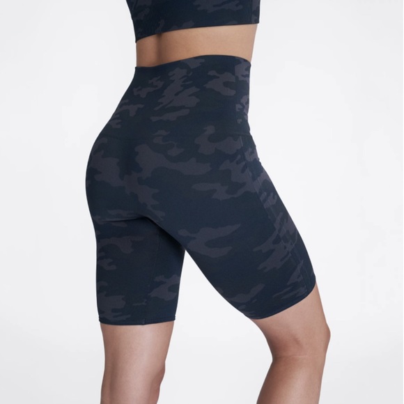 EUC Spanx Look At Me Now Shorts Camo Size M - Picture 1 of 5